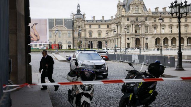 Francia: evacuaron el Louvre y el Palacio de Versalles
