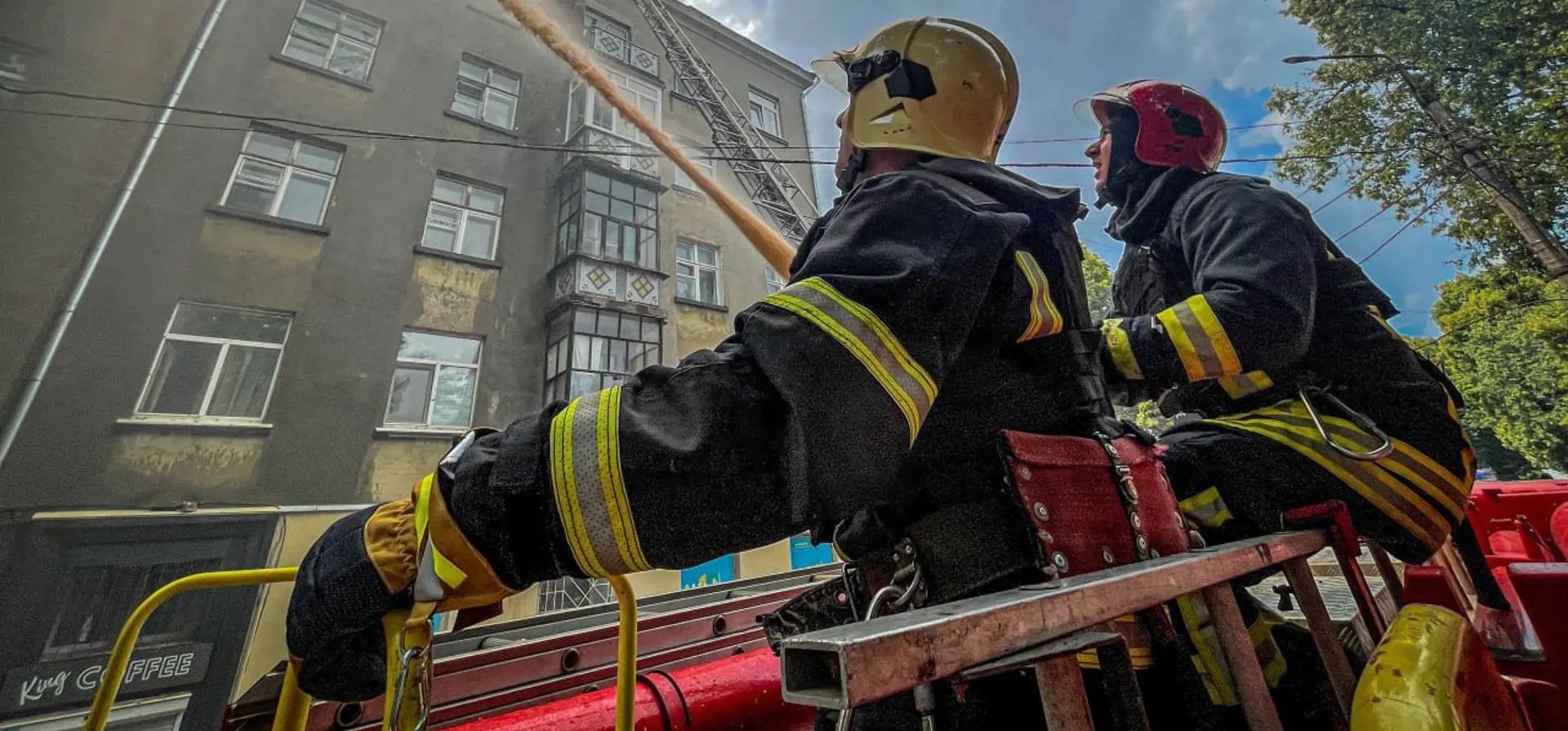 Sumy, Ucrania. Los bomberos extinguen un incendio en un edificio después de los ataques con misiles rusos. Fotografía: Agencia Anadolu/Getty Images Sumy, Ucrania. Los bomberos extinguen un incendio en un edificio después de los ataques con misiles rusos. Fotografía: Agencia Anadolu/Getty Images