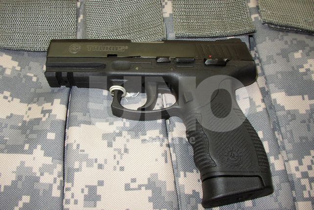 Robaron armas a dos policías