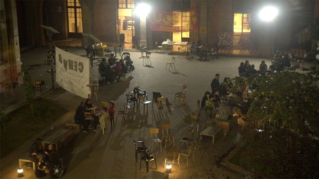 Una noche de toma en Humanidades: charlas, mate, bolsas de dormir y juegos de cartas