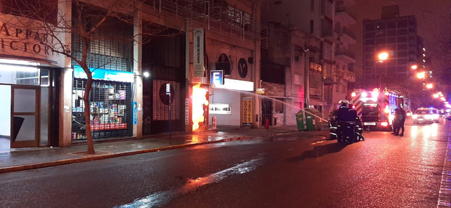 Los bomberos tuvieron que actuar r&aacute;pido para contener las llamas.&nbsp;
