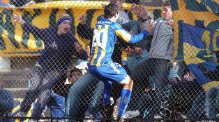 De cara a los hinchas. Di María celebra su gol en la derrota ante Colón, en su último partido con la camiseta de Central.