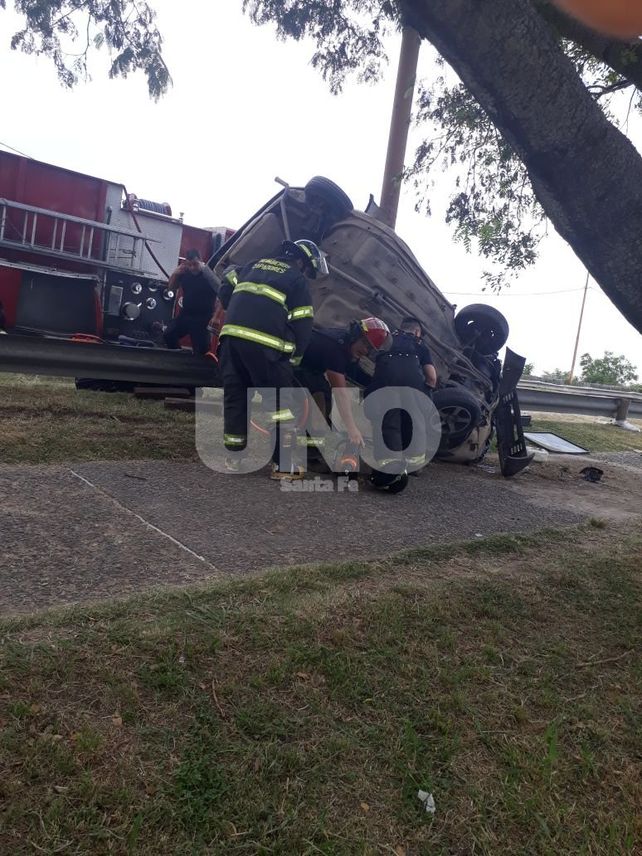 Chocó el guardrail, voló y quedó enroscado a una columna metálica