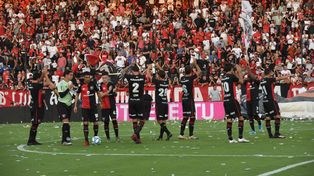 Una foto que se extra&ntilde;a. Los jugadores de Newell&rsquo;s en el Coloso antes de un partido del torneo de AFA saludan a los hinchas. A&uacute;n no hay fecha de retorno, pero Bella Vista est&aacute; listo para recibirlos.&nbsp;