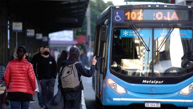 El colectivero realizaba el recorrido de la línea 102.