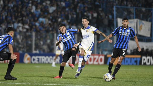 Ángel Di María aparece rodeado de rivales. El futbolista de Central no pudo conectarse con sus compañeros.