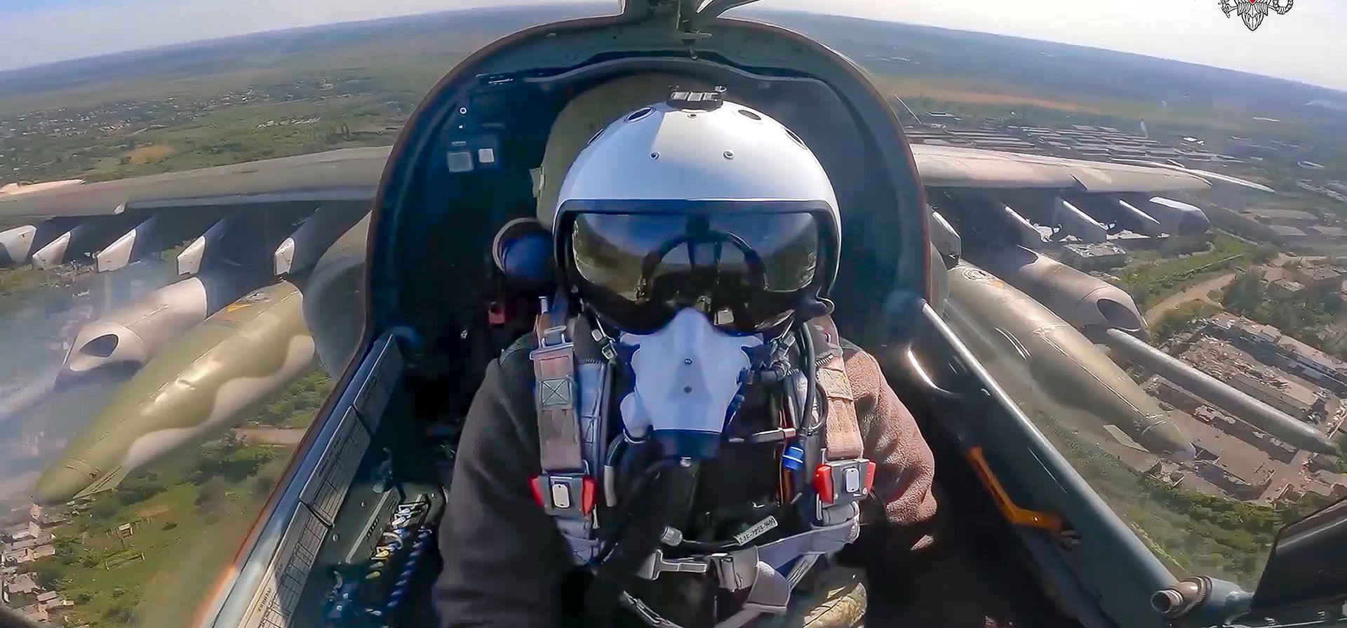 Un avión de ataque terrestre Su-25 de la fuerza aérea rusa dispara cohetes durante una misión sobre Ucrania. (Servicio de Prensa del Ministerio de Defensa de Rusia vía AP) Un avión de ataque terrestre Su-25 de la fuerza aérea rusa dispara cohetes durante una misión sobre Ucrania. (Servicio de Prensa del Ministerio de Defensa de Rusia vía AP)