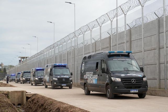 Cómo fue el operativo de traslado de 380 presos de comisarías a la nueva cárcel de Recreo