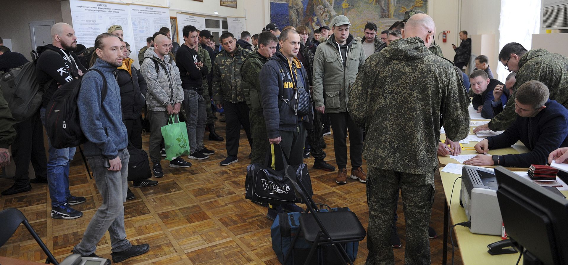 Reclutas rusos se reúnen dentro de un centro de reclutamiento militar en Bataysk, región de Rostov del Don, al sur de Rusia, el lunes 26 de septiembre de 2022. El presidente ruso, Vladimir Putin, ordenó el miércoles pasado una movilización parcial de reservistas para reforzar sus fuerzas en Ucrania.