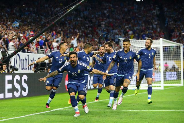 El festejo de Lavezzi y sus compañeros tras el 1-0