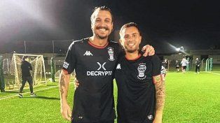 Daniel Osvaldo volvió a jugar al fútbol, en este caso con la Senior de Huracán.