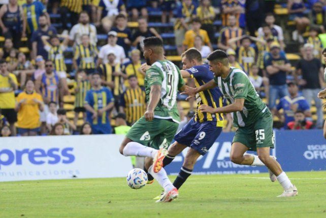 Ruben saca el tiro que terminará en la red
