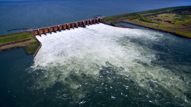 La central hidroeléctrica de Yacyretá cubre los requerimientos de energía eléctrica de un alto porcentaje de los hogares argentinos.
