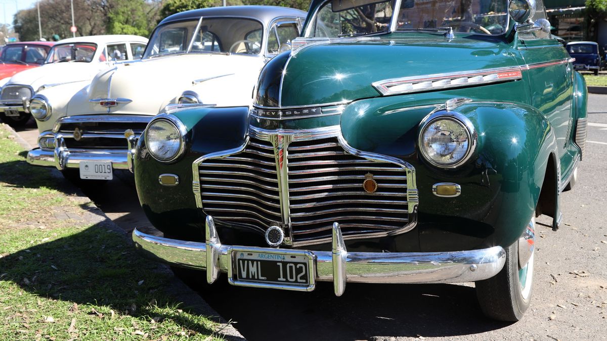 Los autos históricos de Santa Fe saldrán a la calle y se exhibirán en el Monumento Nacional a la Bandera