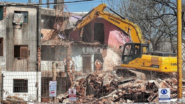 Demolición y reubicación. Se demolieron los últimos seis monoblocks en riesgo de derrumbe en barrio Acería