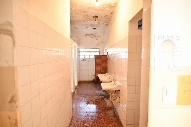 Sanitarios. Los baños de la escuela no se encuentra en buenas condiciones. Foto: El Día