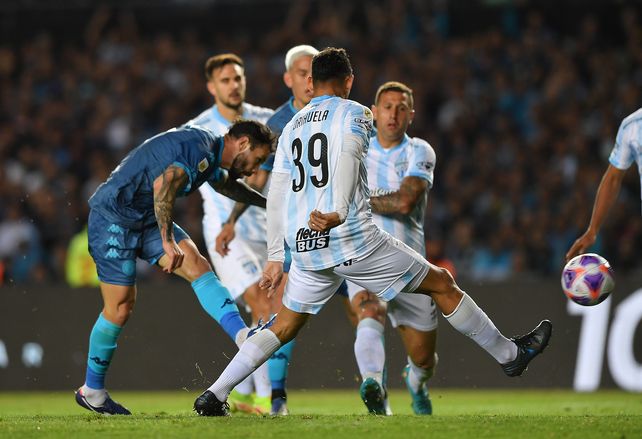 El segundo de Racing. Eugenio Mena coronó una gran jugada colectiva para sellar el resultado ante Atlético Tucumán.