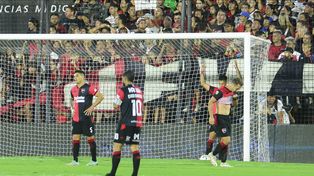 Newells es la imagen de la desazón por la goleada sufrida.