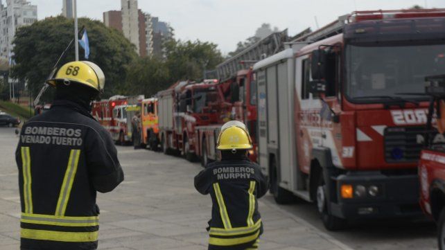 Bomberos voluntarios de distintos puntos del sur provincial realizaron una protesta en el Monumento para exigir la vacuna.