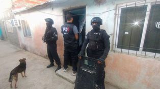 Allanamientos en Barranquitas y Villa del Parque: identificaron a cuatro hombres por abuso de arma de fuego