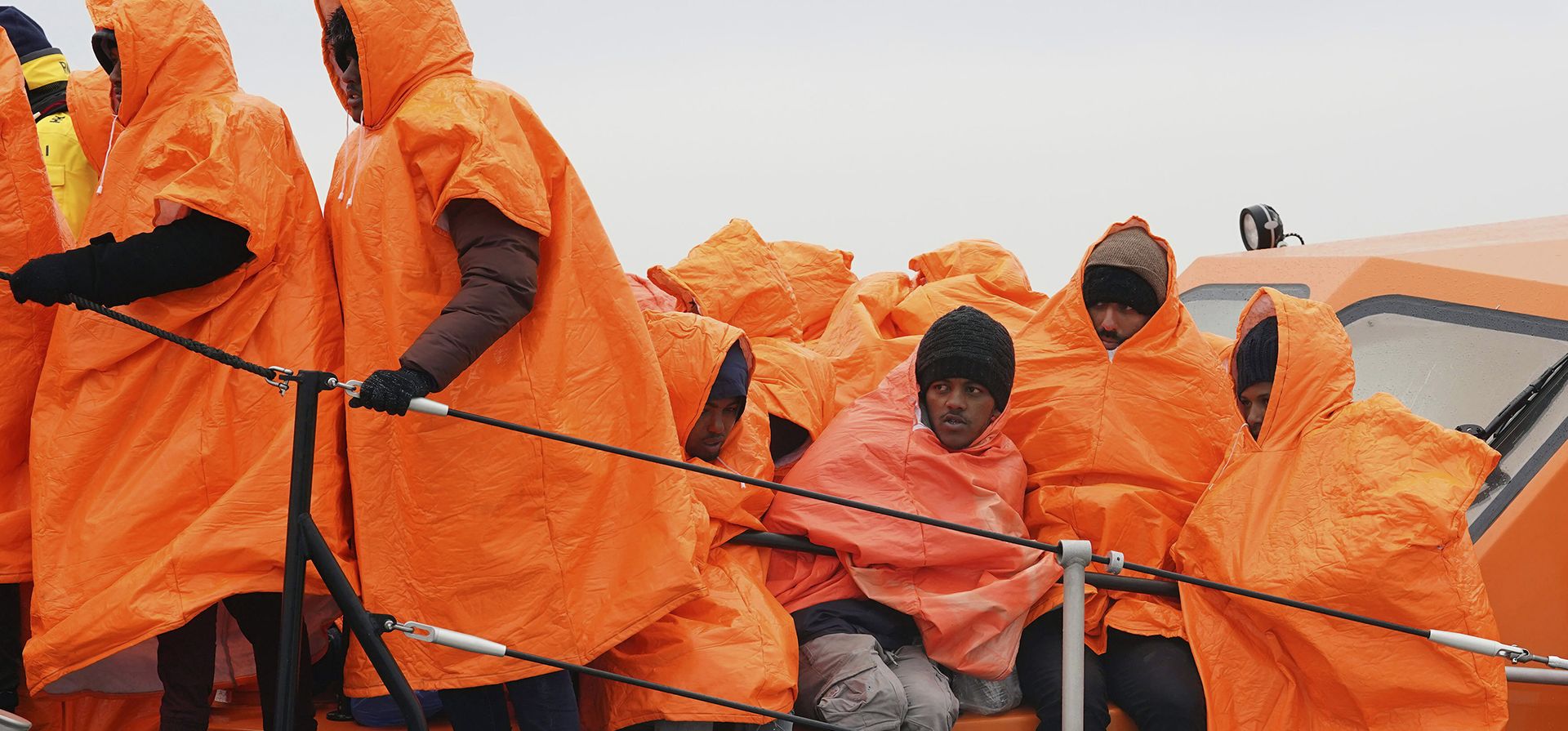 Un grupo migrantes viaja en una embarcación luego de ser rescatados por el RNLI luego de un incidente con un bote pequeño en el Canal, en Dungeness, Kent, Inglaterra, el viernes 9 de diciembre de 2022. (Gareth Fuller/PA vía AP)