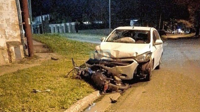 La moto impactó de lleno contra el auto en calle Coronel Díaz y División de Los Andes en Paraná.