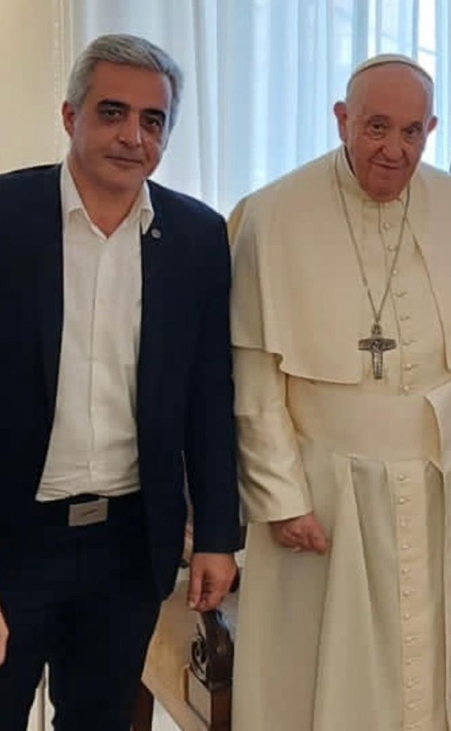 El Papa Francisco recibió al rector de la UNR y hablaron sobre Rosario