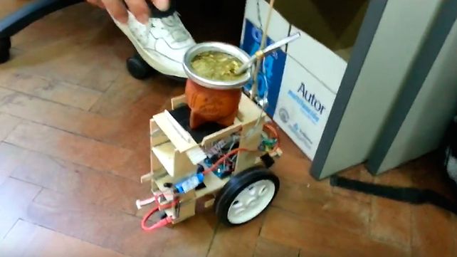 Un santafesino inventó un robot que reparte mates para que tomen todos