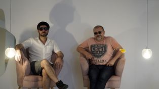 Hoy juegan de locales. Mauro Digerolamo y Gaby Sellanes posando para La Capital en un local céntrico de Rosario.