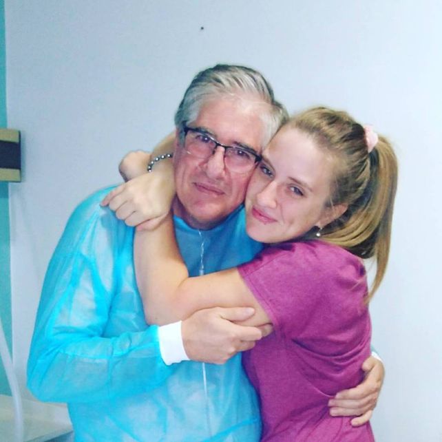 Previo a la operación. Miguel y su hija se abrazaron.