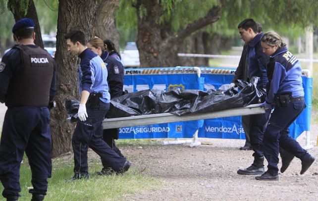Tragedia. La policía mendocina retira el cuerpo del turista del parque.