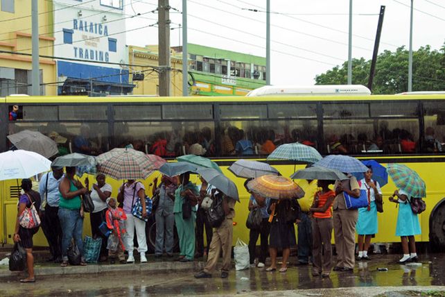El huracán Sandy tocó tierra en el sureste de Jamaica y amenaza al Caribe