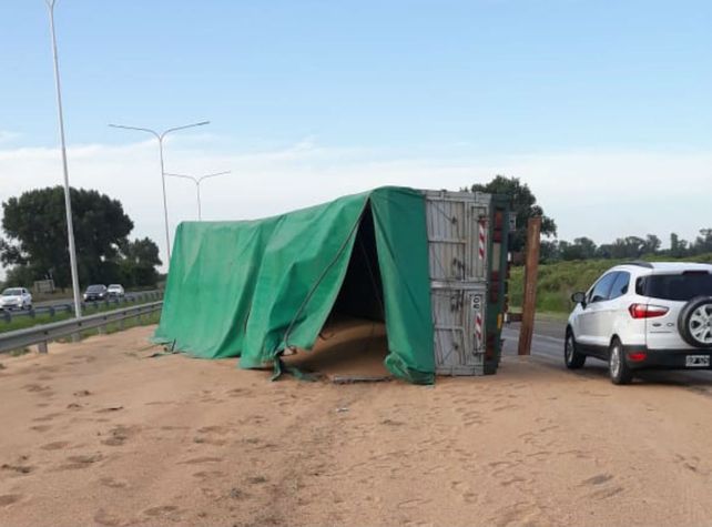 El camión volcó toda la carga sobre un costado de la autopista.