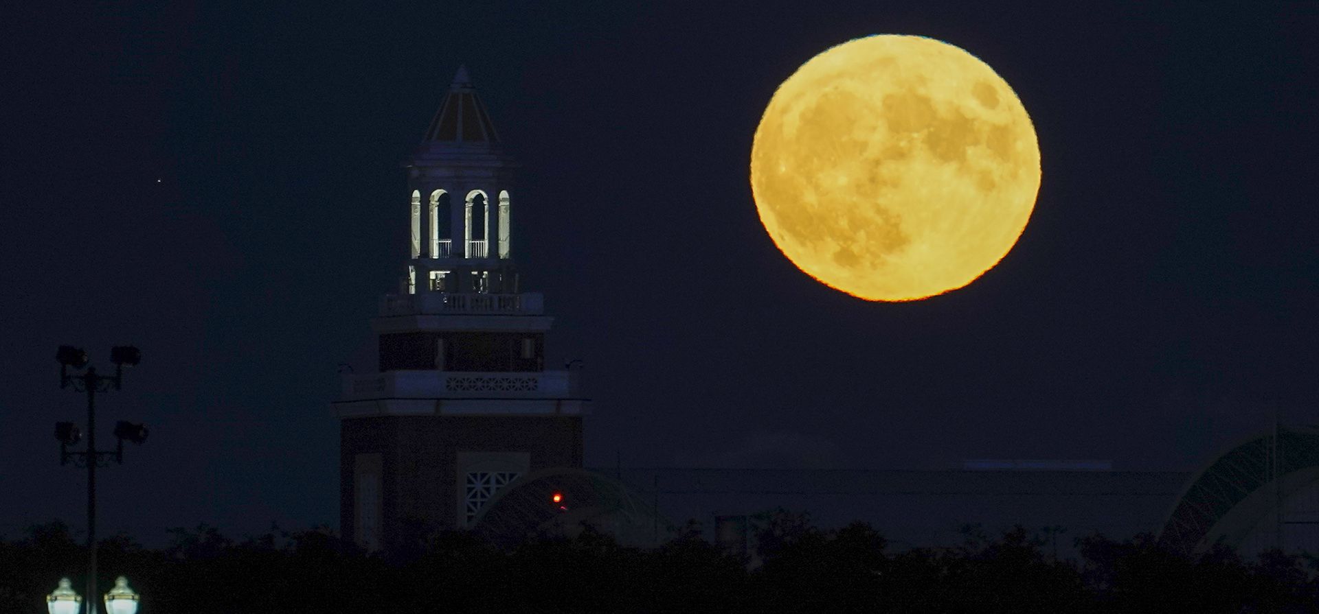 La superluna azul sale detrás del Auditorio Navy Pier, el miércoles 30 de agosto de 2023, en Chicago. El telón cósmico se levantó el miércoles por la noche con la segunda luna llena del mes, motivo por el que se considera azul. (Foto AP/Kiichiro Sato)
