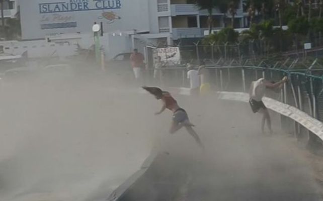 La joven turista sale despedida sin control por las potentes ráfagas.