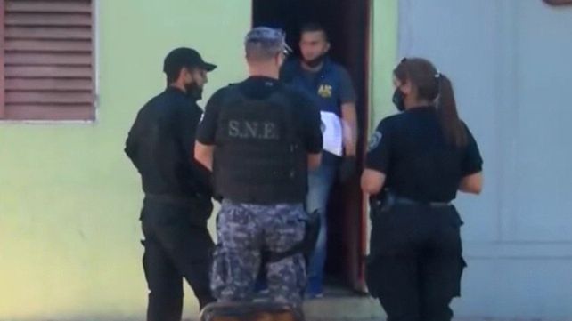 La policía trabaja en la vivienda de pasaje 1849 al 6600, en inmediaciones de bulevar Seguí a la misma altura, donde incendiaron una casa con una familia adentro. 