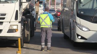 Agentes de la Agencia Nacional de Seguridad Vial (ANSV) fiscalizaron la circulación de 2.065 camiones en la autopista de Buenos Aires.