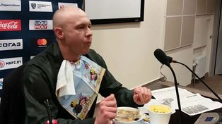 Un periodista cumplió su promesa y se comió un diario en una rueda de prensa