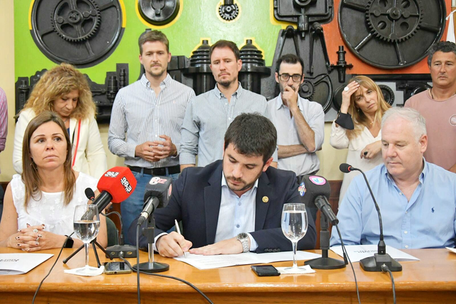 El contrato de concesión por 20 años a la CEVT, se firmó en el Concejo Deliberante de la ciudad.