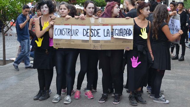 Una multitud vestida de negro marchó contra la violencia de género y los femicidios