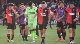 Juanchón García, rodeado de jugadores de Newells. El delantero se despidió en las redes como un leproso más.