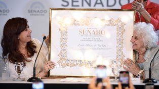 La vicepresidenta y Estela de Carlotto, durante el homenaje a Abuelas realizado en el Senado.