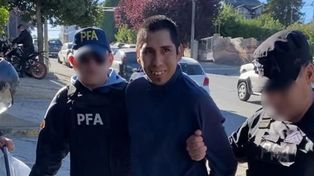 Matías Daniel Santana ayer al ser detenido a cuadras del Centro Cívico. La Policía Federal le venía haciendo un seguimiento.