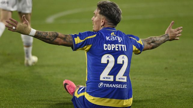 Enzo Copetti protesta pero no le dan penal. Fueron dos polémicas no cobradas.