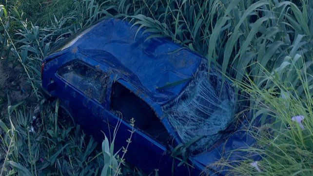 Dos jóvenes resultaron heridos al accidentarse en un auto en Santa Elena.