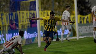 Facundo Almada celebra el gol que convirtió contra Unión, el que le dio el empate a los canallas.
