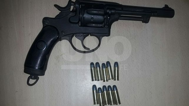 Aprehendieron a dos hermanos en un auto con un revólver calibre 32 cargado