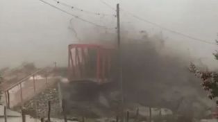 El puente peatonal fue arrastrado por la corriente del río. (Foto: captura de video)&nbsp;