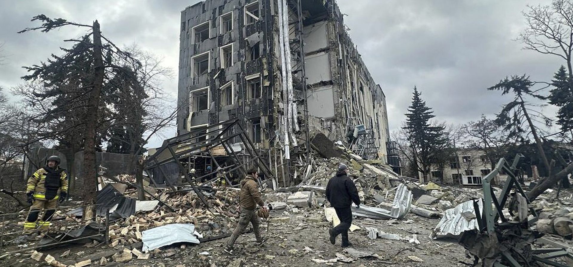 Rescatistas caminan frente a un edificio que resultó gravemente dañado por un ataque ruso en Izium, el 4 de febrero de 2025,Ucrania. (Servicio de Emergencia de Ucrania vía AP) Rescatistas caminan frente a un edificio que resultó gravemente dañado por un ataque ruso en Izium, el 4 de febrero de 2025,Ucrania. (Servicio de Emergencia de Ucrania vía AP)