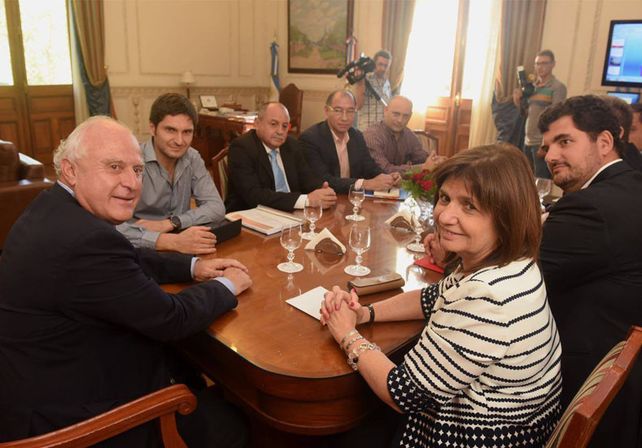 Las autoridades provinciales y nacionales durante la reunión realizada el lunes por la seguridad provincial./ gentileza: Facebook Ministerio Seguridad.